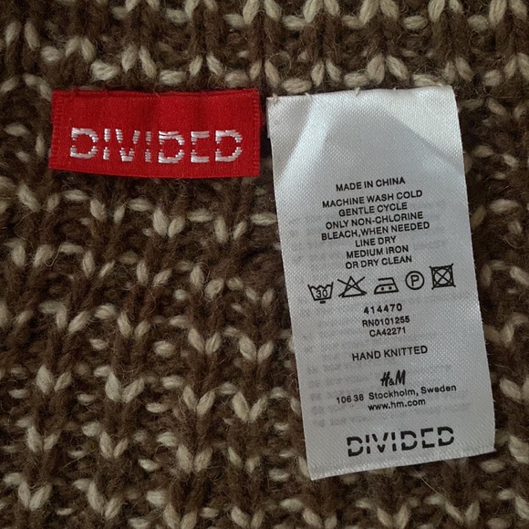 statement piece wearable art mini cape crochet w buttons - Picture 9 of 11